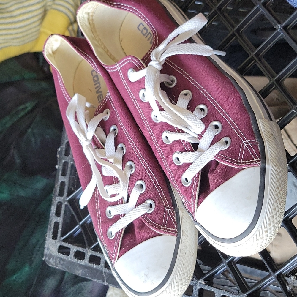 maroon converse